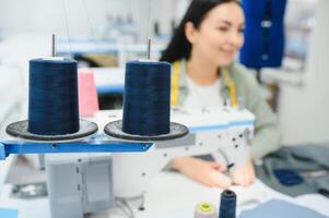 jong vrouw werken net zo naaister in kleding fabriek. foto