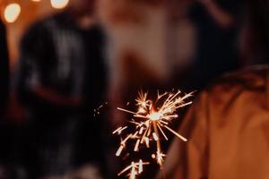 brandende sterretjes in wazige beweging. kerst nieuwjaar en onafhankelijkheidsdag viering lichten. foto