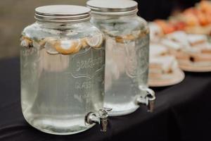 decoratief bruiloft buitenfeest drinkstation met limonade foto