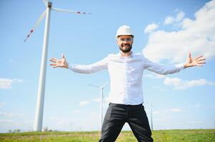 macht ingenieur zijn werken met wind turbines. foto