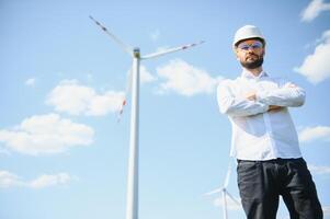 ingenieur werken Bij alternatief hernieuwbaar wind energie boerderij - duurzame energie industrie concept foto