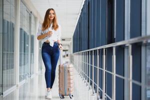 mooi jong vrouw passagier Bij de luchthaven Ondiep dof kleur afgezwakt beeld foto