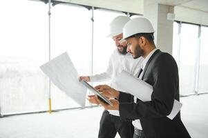 twee multiraciaal bedrijf Mens bouw plaats ingenieur foto