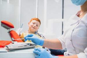 portret van een tandarts Holding tandheelkundig instrumenten in zijn handen in de kliniek detailopname foto