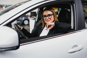 jong bedrijf vrouw het rijden in haar auto naar werk. geslaagd bedrijf concept. bedrijf vrouw het rijden foto