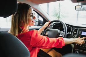 bedrijf vrouw het rijden haar nieuw auto foto