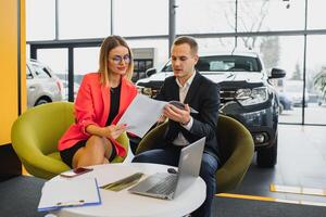 bedrijf vrouw koopt een auto Bij een auto dealerschap. concept van gelukkig bedrijf mensen foto