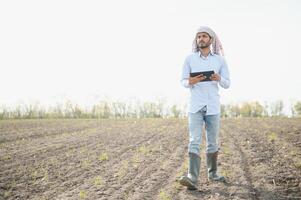 jong Indisch boer Bij landbouw veld. foto