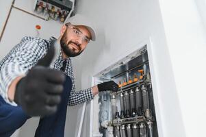 jong ingenieur aanpassen autonoom verwarming foto