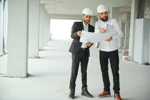 twee multiraciaal bedrijf Mens bouw plaats ingenieur foto