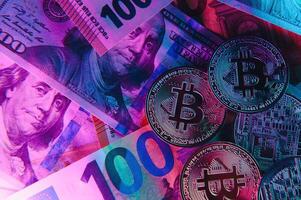 bitcoin Aan achtergrond van ons dollar, euro bankbiljetten. elektronisch gedecentraliseerd geld, uitwisseling tarief en groei van crypto valuta foto