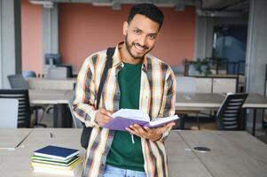 gelukkig Indisch mannetje leerling Bij de Universiteit foto