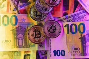 gouden bitcoins nieuw virtueel valuta met traditioneel dollars en euro net zo een achtergrond foto