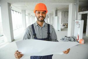 portret van een Indisch ingenieur poseren Bij de camera foto