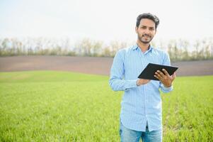 Indisch boer in zijn tarwe veld- foto