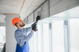 hvac ingenieur installeren warmte herstel ventilatie systeem voor nieuw huis. kopiëren ruimte foto