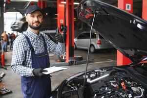 mannetje monteur in auto onderhoud centrum foto