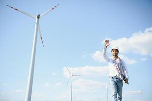 Indisch ingenieur werken Bij alternatief hernieuwbaar wind energie boerderij - duurzame energie industrie concept foto