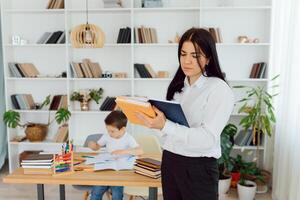 gelukkig leraar geven glimlachen meisje privaat lessen na school- foto