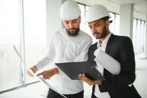 twee multiraciaal bedrijf Mens bouw plaats ingenieur foto