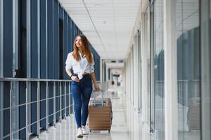 mooie jonge vrouwelijke passagier op de luchthaven foto