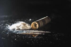 cocaïne en geld geïsoleerd Aan zwart achtergrond. foto