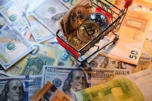 euro bankbiljetten en munten, dollar bankbiljetten met bitcoins. hoog kwaliteit foto. foto