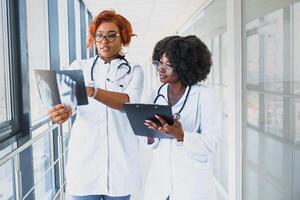 geslaagd Afrikaanse Amerikaans medisch arbeiders aan het studeren patiënten röntgenstraal foto