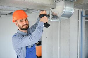 hvac arbeider installeren geleid pijp systeem voor ventilatie en lucht conditionering. kopiëren ruimte foto