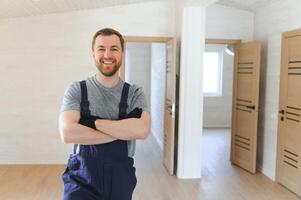 bouw arbeider in nieuw huis. vernieuwing achtergrond. foto