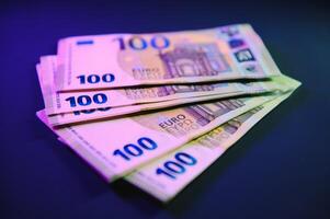 100 valuta geld honderd euro rekeningen foto