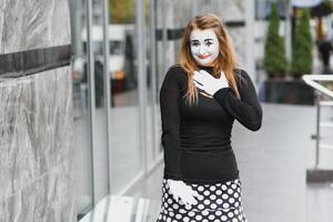 portret van een mime komiek. mime meisje Aan de straat foto