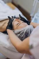 een meisje Bij een schoonheidsspecialist doet kunstmatig procedures. huid reiniging foto
