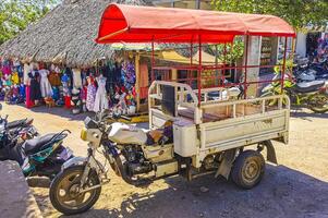 puerto escondido oaxaca Mexico 2023 wit tuk tuk driewieler tuktuks riksja in Mexico. foto