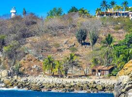 mooi rotsen kliffen visie golven Bij strand kust panorama Mexico. foto