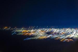 vlucht nemen uit landen vliegtuig over- stad nacht abstract vervaagd. foto