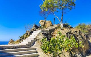 mooi rotsen kliffen keien berg in puerto escondido Mexico. foto