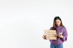 Aziatisch vrouw Holding karton doos online boodschappen doen Aan e-commerce gebruik makend van smartphone foto