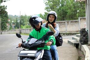 Aziatisch online bestuurder en zijn vrouw passagier glimlachen foto