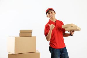 glimlachen Aziatisch koerier levering Mens in rood uniform foto