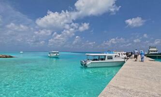 speedboot in een tropisch eiland in Maldiven jachthaven foto