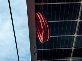 kabel rood roze oranje kleur zonne- cel station technologie technicus innovatie bedrijf alternatief systeem zonne- energie ingenieur onderhoud hernieuwbaar installatie fabriek bouw arbeider fabriek foto