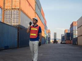 arbeid arbeid dag mannetje Mens jongen heer werknemer personeel helm veiligheid talkie walkie radio wandelen spreken controle bestellen Verzending magazijn logistiek manager leidinggevende lading importeren exporteren houder levering foto