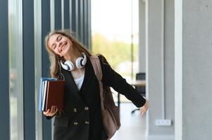 emotioneel leerling meisje binnen muren van instituut vieren geslaagd tentamen slagen voor, hoog school- of college erkenning, Europese werknemer verheven handen voelt gelukkig door salaris groei, kreeg gepromoot concept foto