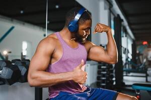 gewicht opleiding Afrikaanse aan het doen bodybuilding in Sportschool. foto