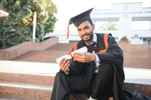 portret van Indisch knap mannetje afstuderen in diploma uitreiking gewaad. foto