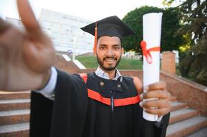 knap Indisch afstuderen in diploma uitreiking gloed met diploma. foto