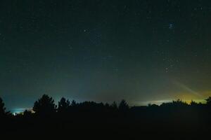 blauw donker nacht lucht met veel sterren. ruimte achtergrond foto