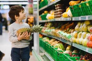 mooi jongen met ananas in supermarkt foto