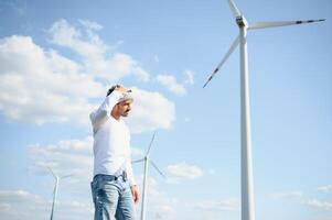 Indisch ingenieur werken Bij alternatief hernieuwbaar wind energie boerderij - duurzame energie industrie concept foto